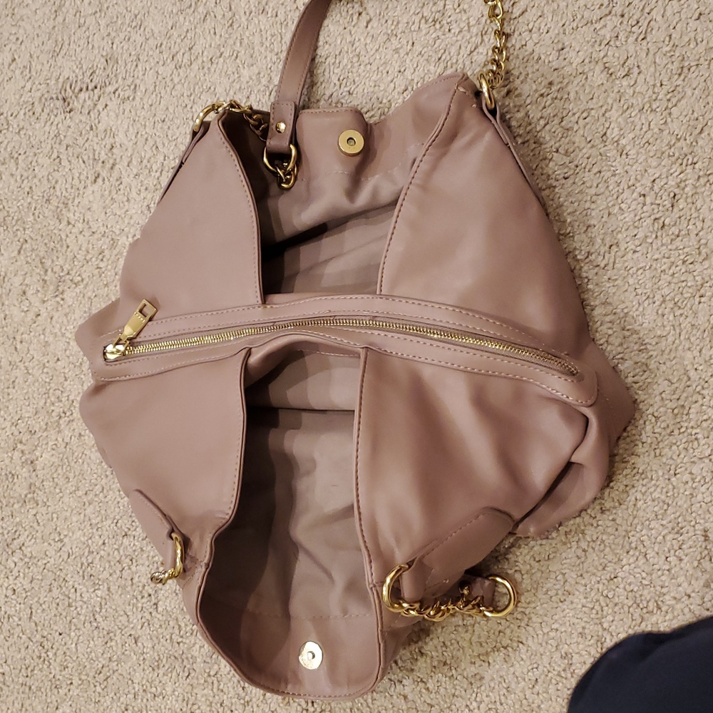 BEBE , Elegant Quilted Shoulder Bag - Picture 5 of 9